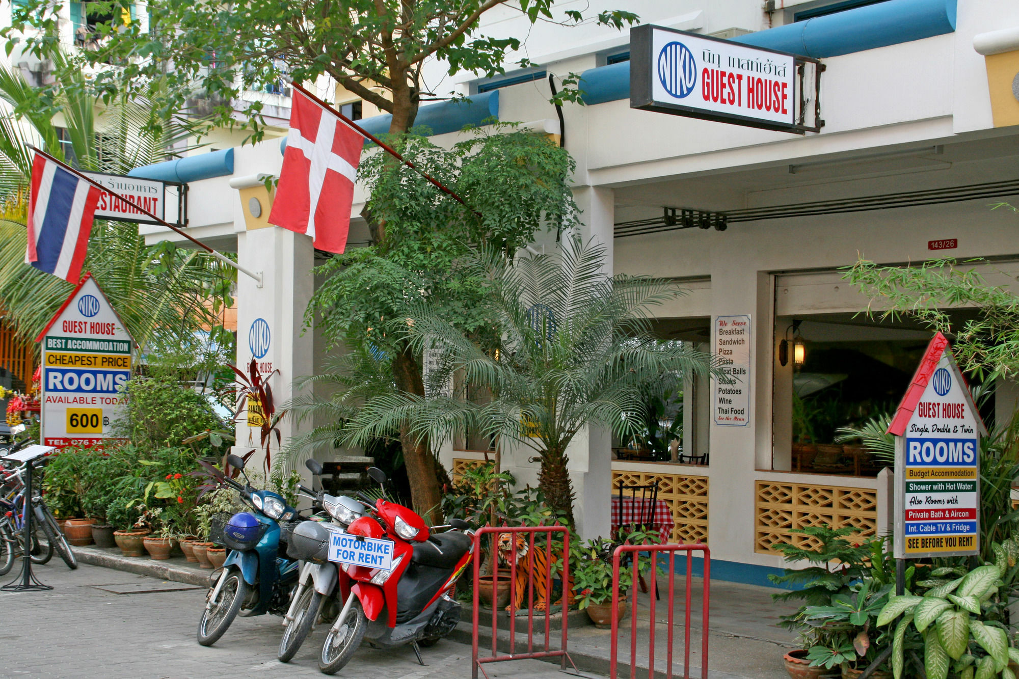 Niku Guesthouse Patong Buitenkant foto
